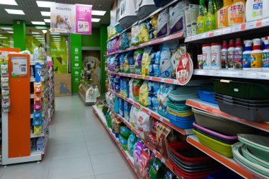 Zelenograd, Rusya Federasyonu - 15 Eylül. 2017. hayvan bakım ürünleri evde beslenen hayvan içinde alışveriş merkezi Panfilov dört paws depolamak