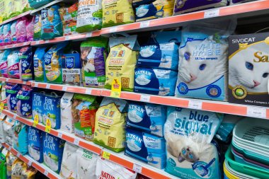 Zelenograd, Rusya Federasyonu - 15 Eylül. 2017. dolgu dört hayvan tuvaletler için alışveriş merkezi Panfilov Evcil hayvan dükkanında paws