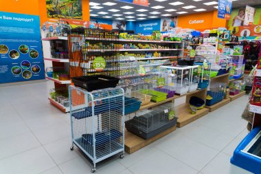 Zelenograd, Rusya Federasyonu - 15 Eylül. 2017. kuşlar ve dört paws Evcil hayvan dükkanından alışveriş merkezi Panfilov hayvanlarda için kümesler