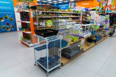 Zelenograd, Rusya Federasyonu - 15 Eylül. 2017. kuşlar ve dört paws Evcil hayvan dükkanından alışveriş merkezi Panfilov hayvanlarda için kümesler