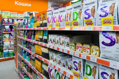 Zelenograd, Rusya Federasyonu - 15 Eylül. 2017. Evcil hayvan dükkanında alışveriş merkezi Panfilov Gıda için cats dört paws