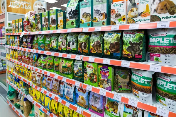 Zelenograd, Rusya Federasyonu - 15 Eylül. 2017. gıda rodentsin dört için alışveriş merkezi Panfilov Evcil hayvan dükkanında paws