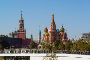 Moskova, Rusya - Eylül 23. 2017. turistler yeni park Zaryadye gözlem güvertesinde yürüyor.