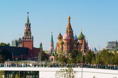 Moskova, Rusya - Eylül 23. 2017. turistler yeni park Zaryadye gözlem güvertesinde yürüyor.