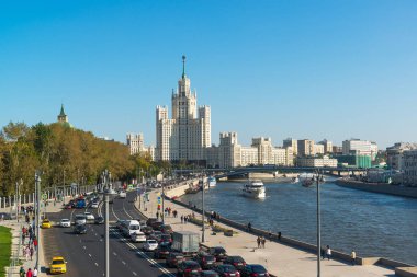 Moskova, Rusya - Eylül 23. 2017. araba Moskova Nehri Moskvoretskaya çıkabilir.