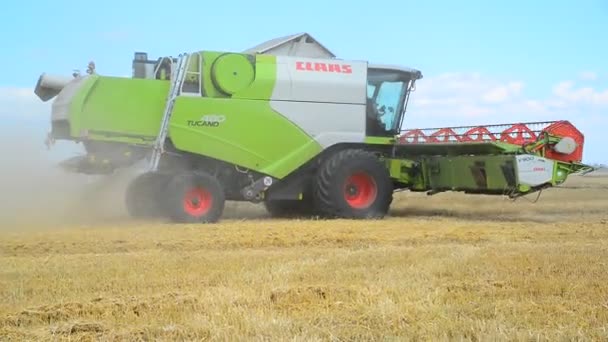 リペツク, ロシア連邦 - 8 月 2 日。2017。 Claas トゥッカーノの収穫は、穀物畑 — ストック動画