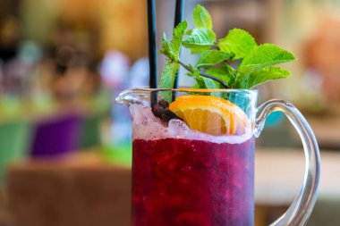 Frenk üzümü buz limonata kafede masada.