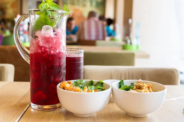 Currant ice lemonade and Rice in Japanese with chicken on table in cafe. — Stock Photo, Image