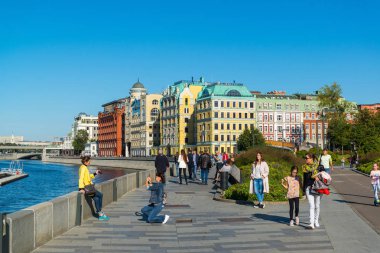 Moscow, Rusya Federasyonu - 24 Eylül. 2017. turist Yakimanskaya setin drenaj kanalı boyunca yürümek