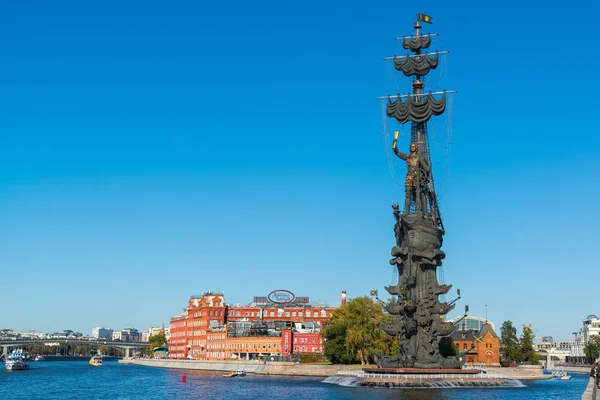 Moscow, Rusya Federasyonu - 24 Eylül. 2017. anıt imparator Peter ben Moskova Nehri ve Kızıl Ekim ve fabrika