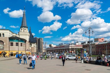 Moscow, Rusya Federasyonu - 24 Temmuz. 2017. insanlar Komsomolskaya Meydanı Yaroslavsky tren garının yakınında boyunca yürüyor