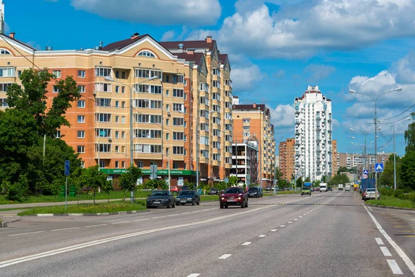 Zelenograd Rusia 26 de mayo. 2017. Nuevo distrito número 20, vista desde la calle del piloto Tarasova — Foto de Stock