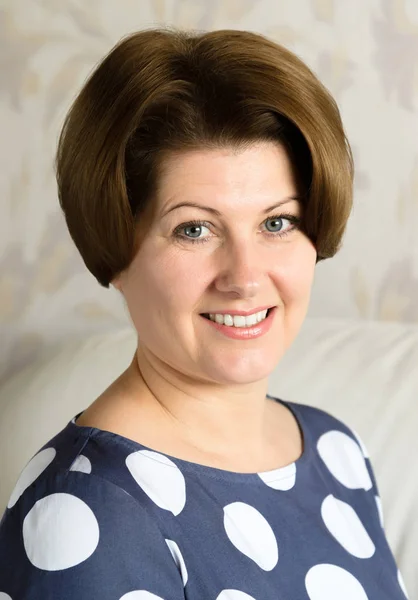 Portrait of smiling woman in the room — Stock Photo, Image