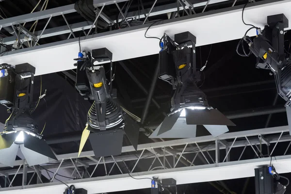 Luces de relleno de proyectores montadas en el techo — Foto de Stock