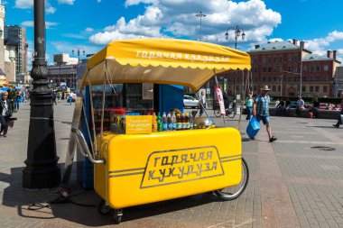 Moscow, Rusya Federasyonu - 24 Temmuz. 2017. Leningrad station yakınındaki sıcak Mısır Satılık çadır