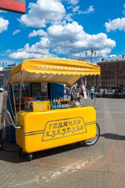 Moscow, Rusya Federasyonu - 24 Temmuz. 2017. Leningrad station yakınındaki sıcak Mısır Satılık çadır