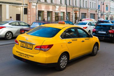 Moscow, Rusya Federasyonu - 24 Temmuz. 2017. marka olmadan taksi Sretenka Caddesi'ne gider