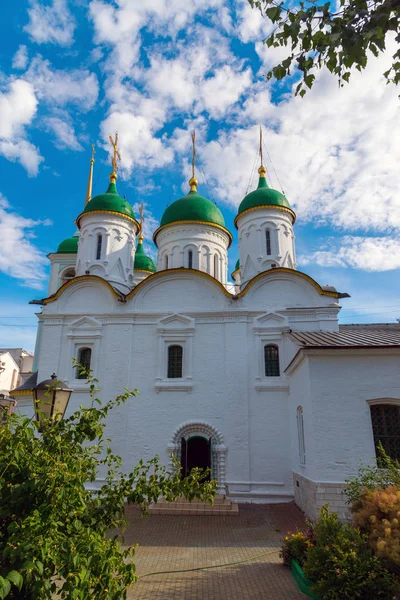 Die Kirche der lebenspendenden Dreifaltigkeit in den Blättern in Moskau, Russland — Stockfoto