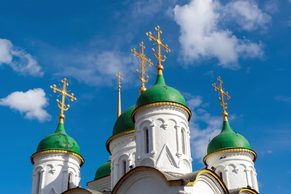 Domes of Church of Life-givende Treenigheden i Leafs i Moskva, Rusland - Stock-foto