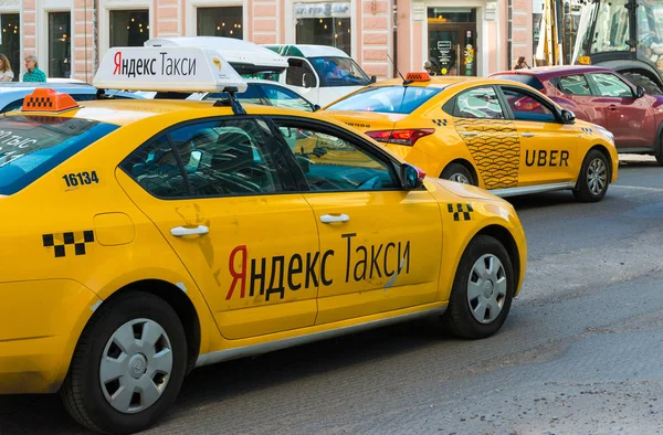 Moscow, Rusya Federasyonu - 24 Temmuz. 2017. taksi Şirket Yandex Uber gidip sokak Sretenka