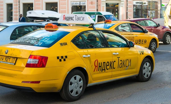 Moscow, Rusya Federasyonu - 24 Temmuz. 2017. taksi Şirket Yandex Uber gidip sokak Sretenka