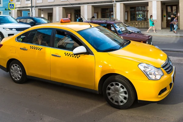 Moskva, Rusko - červenec 24. 2017. taxi bez značky jde do Sretenka Street — Stock fotografie