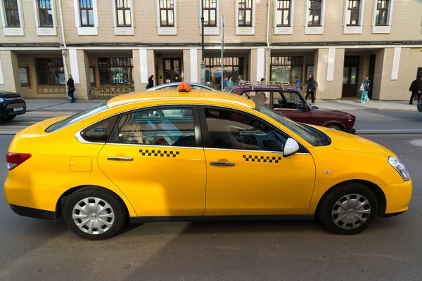 Moskva, Rusko - červenec 24. 2017. taxi bez značky jde do Sretenka Street — Stock fotografie