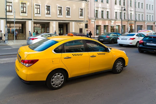 Moskva, Rusko - červenec 24. 2017. taxi bez značky jde do Sretenka Street — Stock fotografie