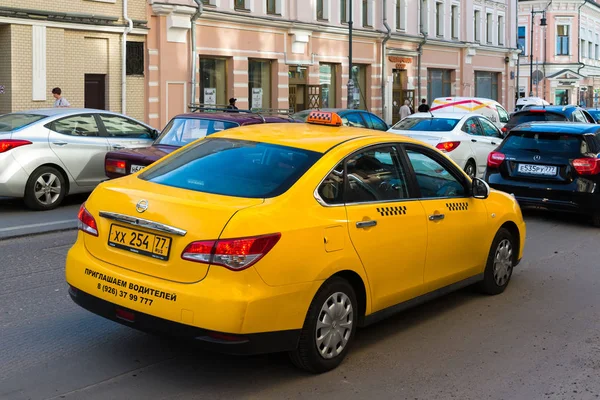 Moskva, Rusko - červenec 24. 2017. taxi bez značky jde do Sretenka Street — Stock fotografie