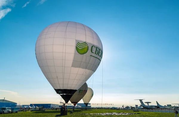 주 콥 스키, 러시아-7 월 22 일입니다. 2017. Russiaon 공간 살롱 Mak 치환에 Sberbank 광고와 aerostat — 스톡 사진