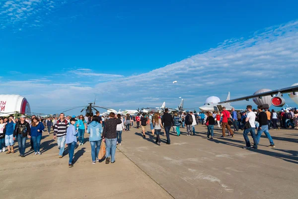 Zhukovsky, Russia - July 24. 2017. People at international aerospace show MAKS 2017 — Stock Photo, Image