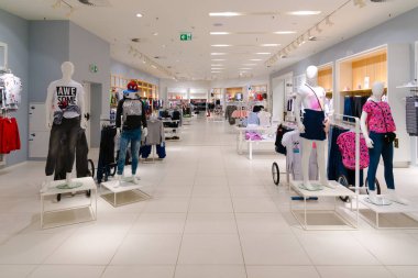 Zelenograd, Rusya Federasyonu - 15 Eylül. 2017. çocuk giyim dükkanında saklıdır