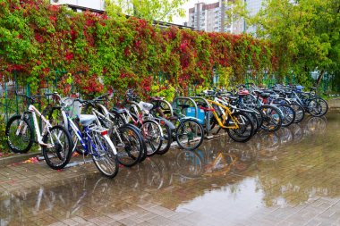 Zelenograd, Rusya Federasyonu - 15 Eylül. 2017. Bisiklet Kryukovo istasyonunda sonbaharda bir su birikintisine otopark.