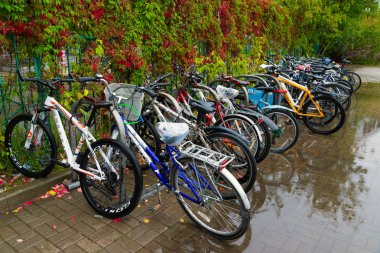 Zelenograd, Rusya Federasyonu - 15 Eylül. 2017. Bisiklet Kryukovo istasyonunda sonbaharda bir su birikintisine otopark.