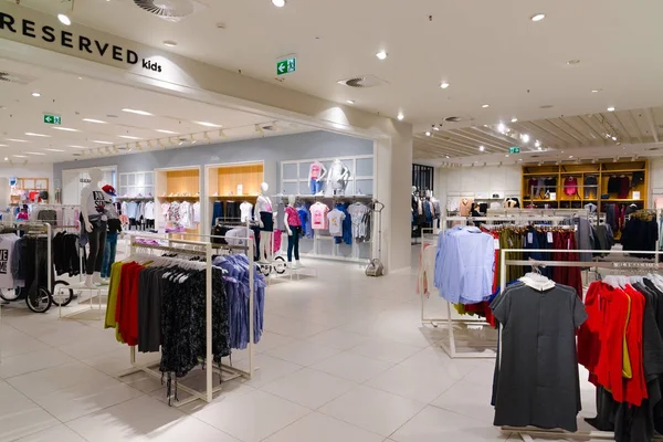 Zelenograd, Rusya Federasyonu - 15 Eylül. 2017. çocuk giyim dükkanında saklıdır