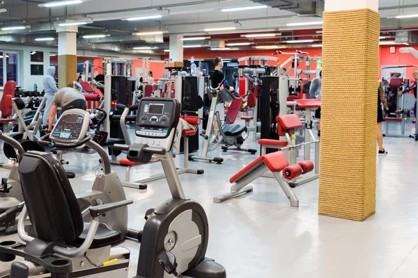 Fitnesscentrum met traineger voorzieningen in Moskou, Rusland — Stockfoto