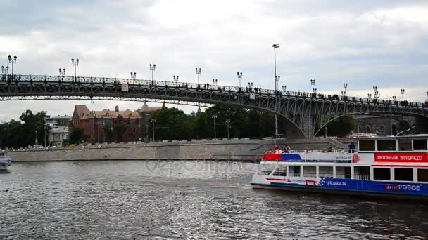 Moscow, Oroszország - július 25 2017. Hajók, vitorlázás a Moszkva-folyó, patriarchális híd alatt. — Stock videók