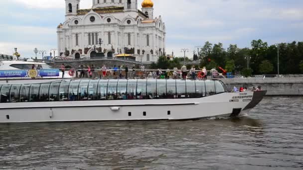 Moscow, Oroszország - július 25 2017. Hajók, vitorlázás a Moszkva-folyó, patriarchális híd alatt. — Stock videók