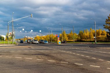 Moskova, Rusya - 10 Ekim. 2017. Zelenograd, sonbahar günü de yol arabalar
