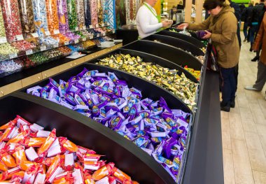Moskova, Rusya - Eylül 09. 2017. tatlılar Zelenograd deposunda satışı