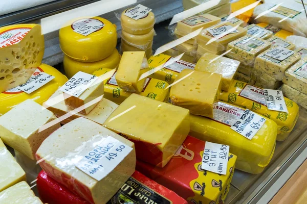Moscow, Oroszország - szeptember 09. 2017. környezetbarát természetes sajtok Zelenograd bolt eladó — Stock Fotó