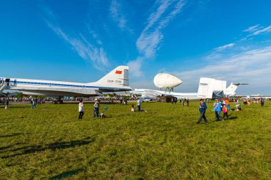 Zhukovsky, Rusya Federasyonu - 24 Temmuz. 2017. insanlar uçak m-4 arka planı Atlant Konum Belirleyicisi ve tu 144, Uluslararası Havacılık ve uzay ile göstermek Maks 2017