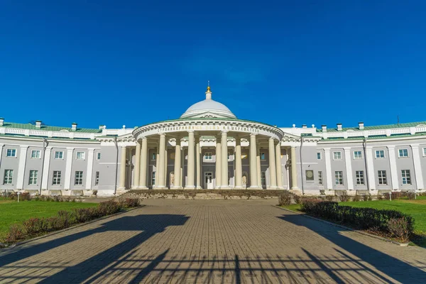 Moskou, Rusland - 2 November. 2017. de institute of Emergency Care Sklifosovsky op het grote plein van de Sukharevskaya — Stockfoto