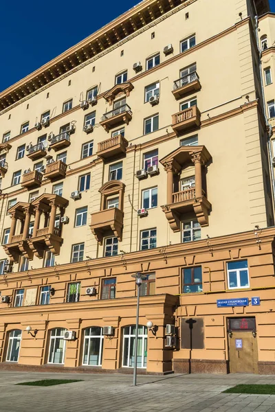 Moscow, Russia - November 2. 2017. Home Stalin-era and polyclinic on Malaya Sukharevskaya Square 3 — Stock Photo, Image