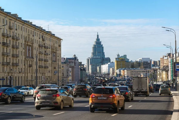 Moscú, Rusia - 2 de noviembre. 2017. Tráfico en la zona de Malaya Sukharevskaya de anillo de jardín — Foto de Stock