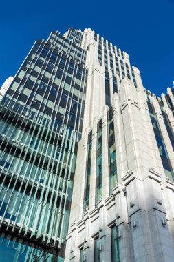 Aşağıdan cam ofis binaları üzerinde göster