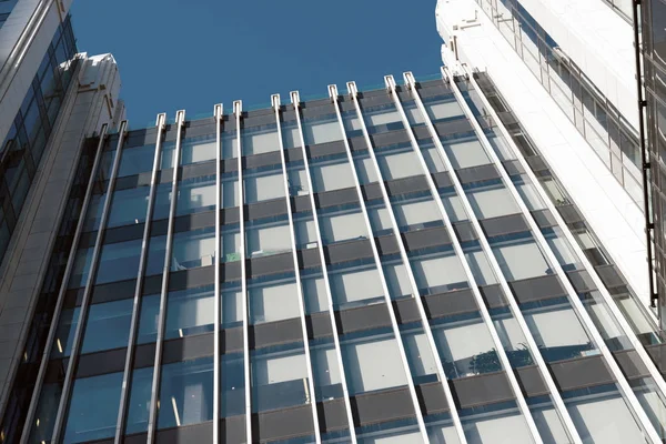 Blick von unten auf gläserne Bürogebäude — Stockfoto