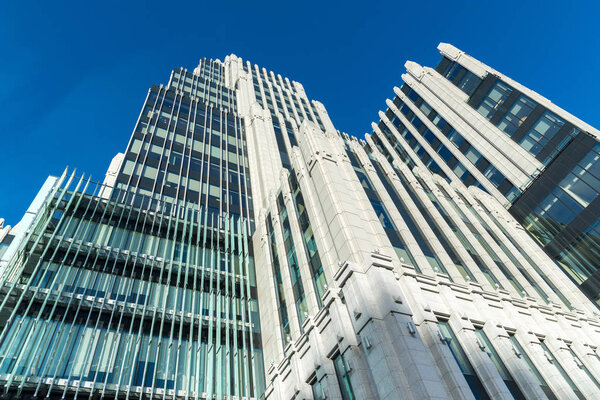 Вид снизу на стеклянные офисные здания
