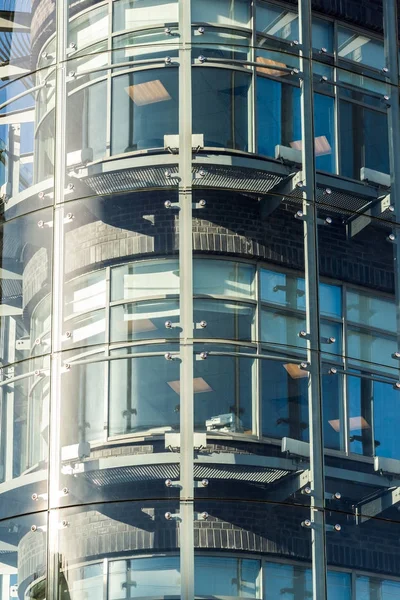 Fragment de bâtiment de bureaux en verre — Photo