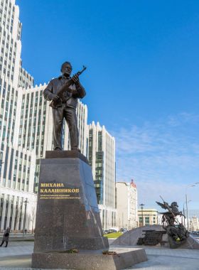 Moskova, Rusya - 2 Kasım. 2017. M. Kalaşnikof, Ak-47 Tasarımcısı Oryzheyny Lane'de Anıtı.